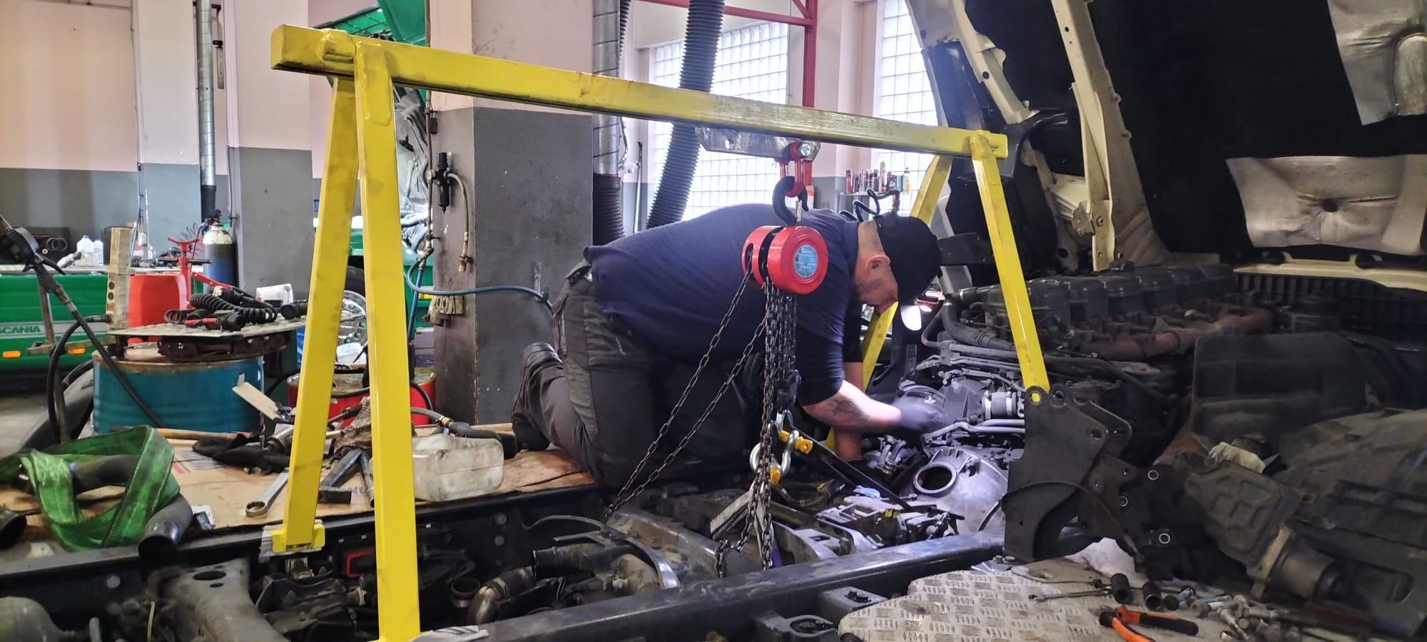 Mechanik przy silniku pojazdu ciężarowego